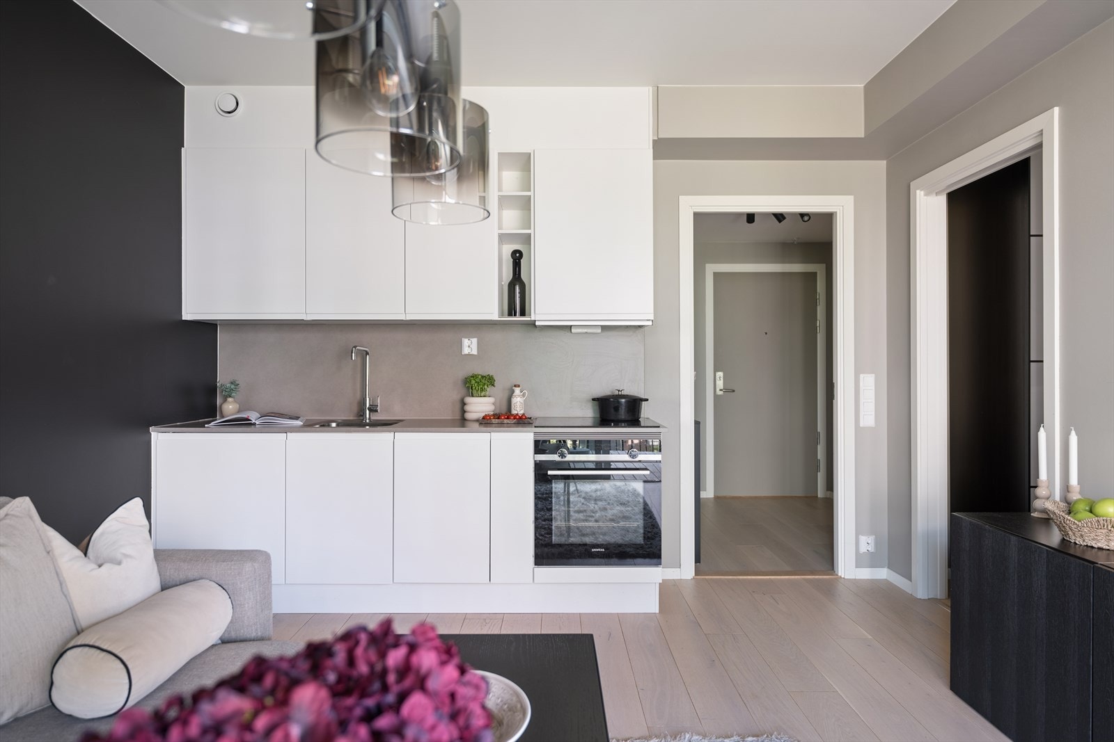 Stilrent og moderne kjøkken fra HTH med hvite, glatte fronter og laminatbenkeplate som gir et tidløst uttrykk. Galleribilde