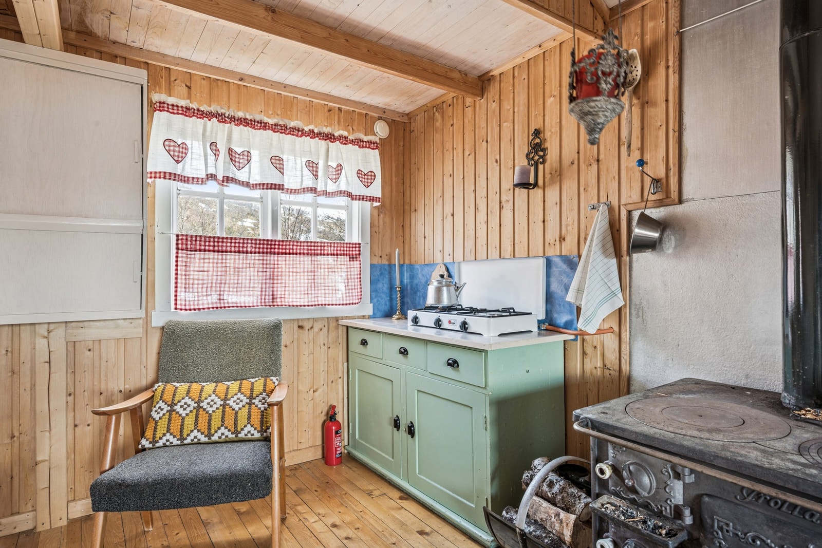 Enkel koketopp med to gassbluss gir mulighet for matlaging uten innlagt strøm eller vann. Galleribilde