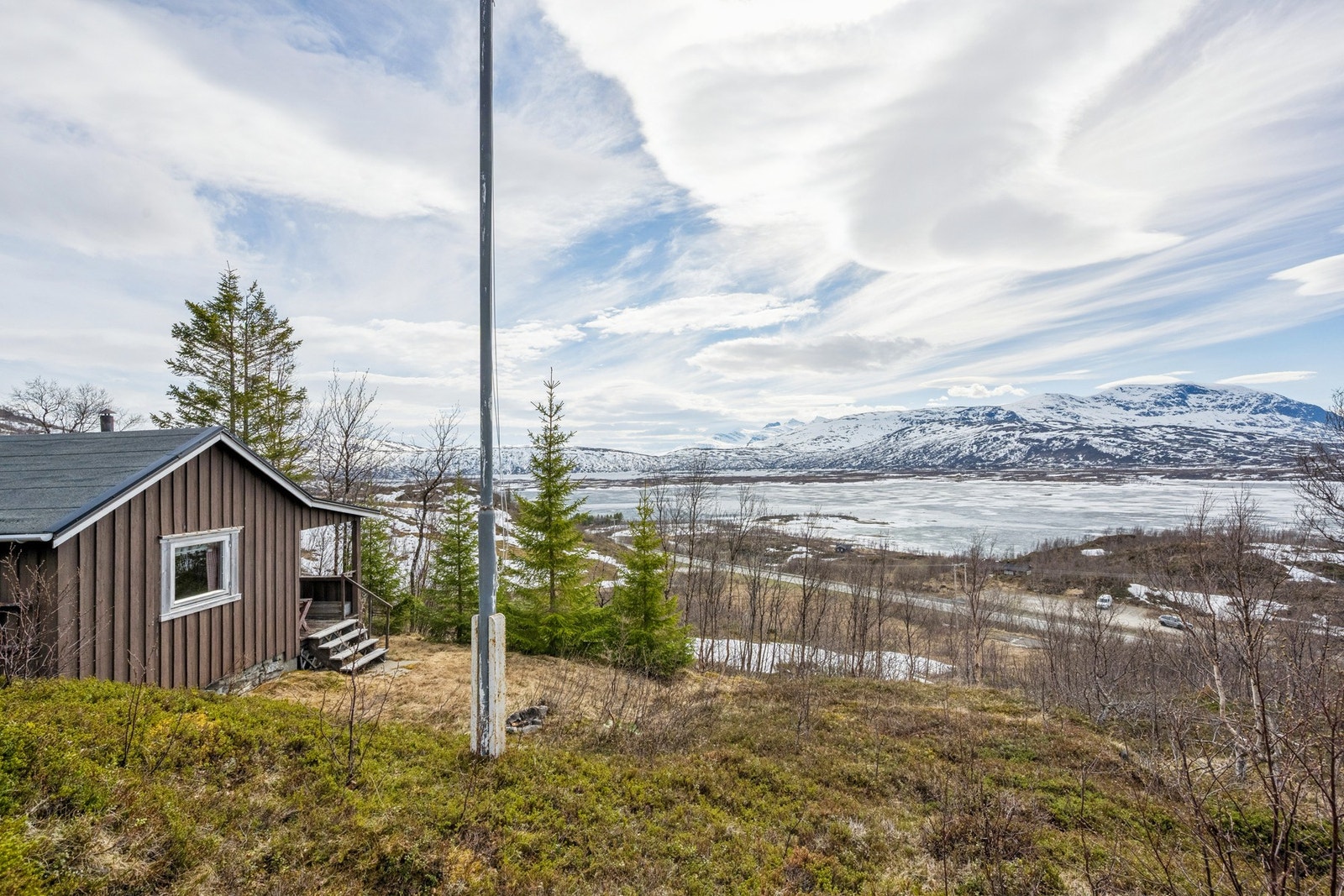 Fra eiendommen er det vidstrakt utsikt over fjellheimen. Galleribilde
