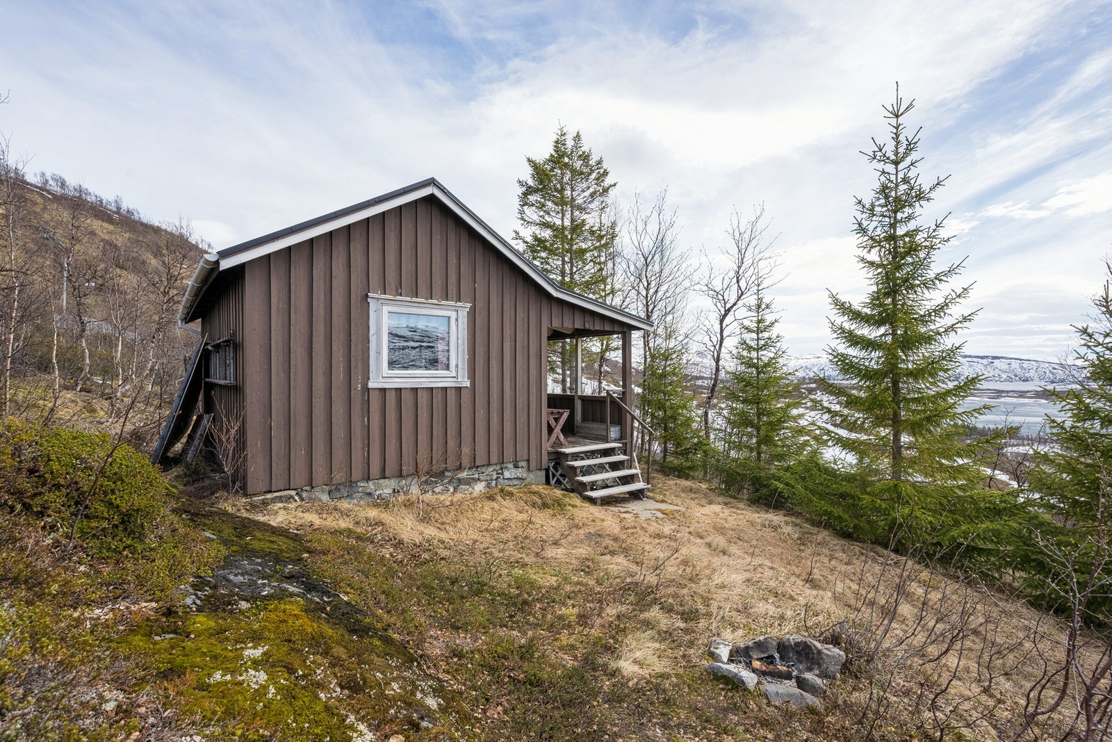 Bygningen er fundamentert på peler, med en oppmurt vegg av naturstein mot nordvest. Galleribilde