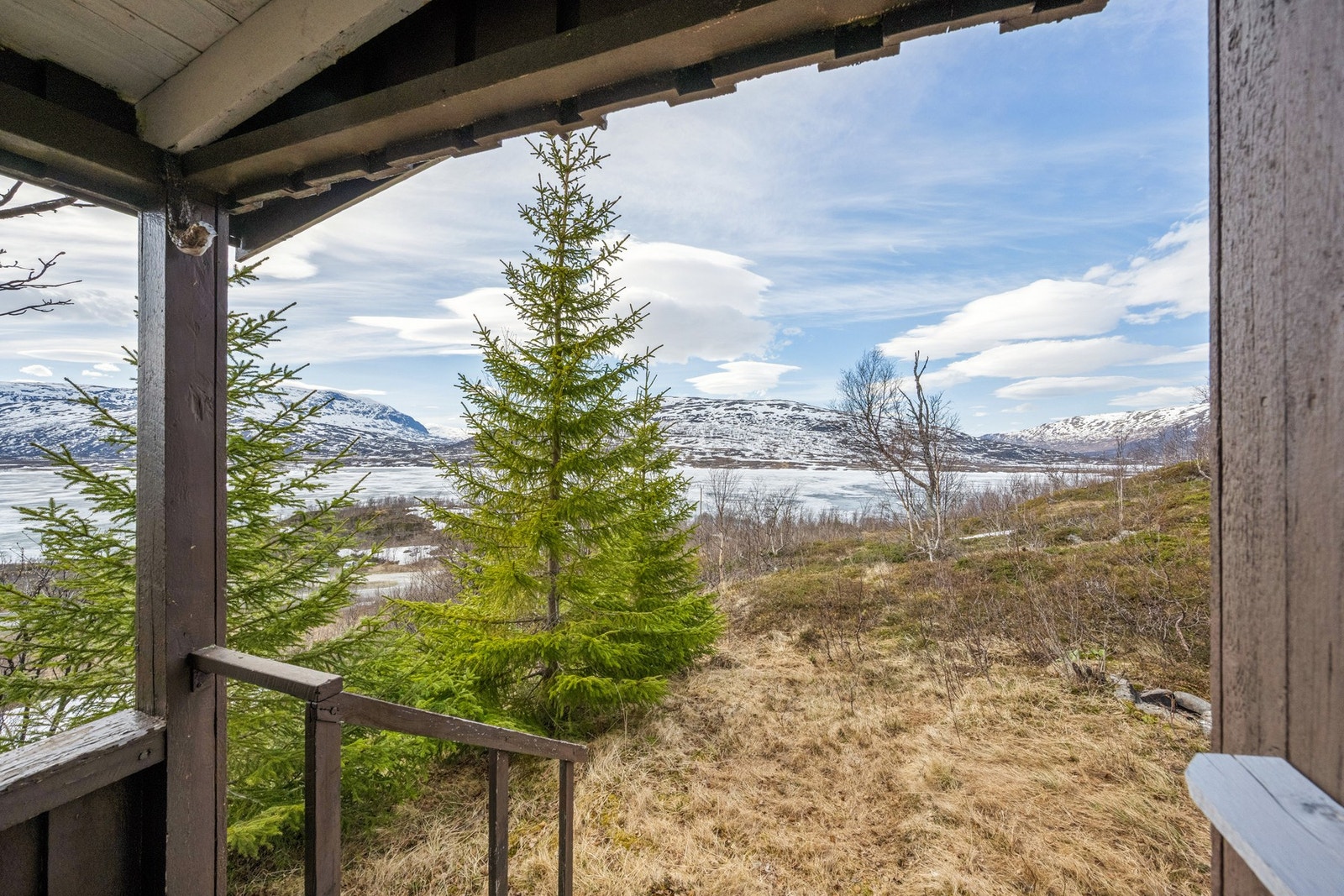 Den overbygde uteplassen rammer inn utsikten mot landskapet. Galleribilde