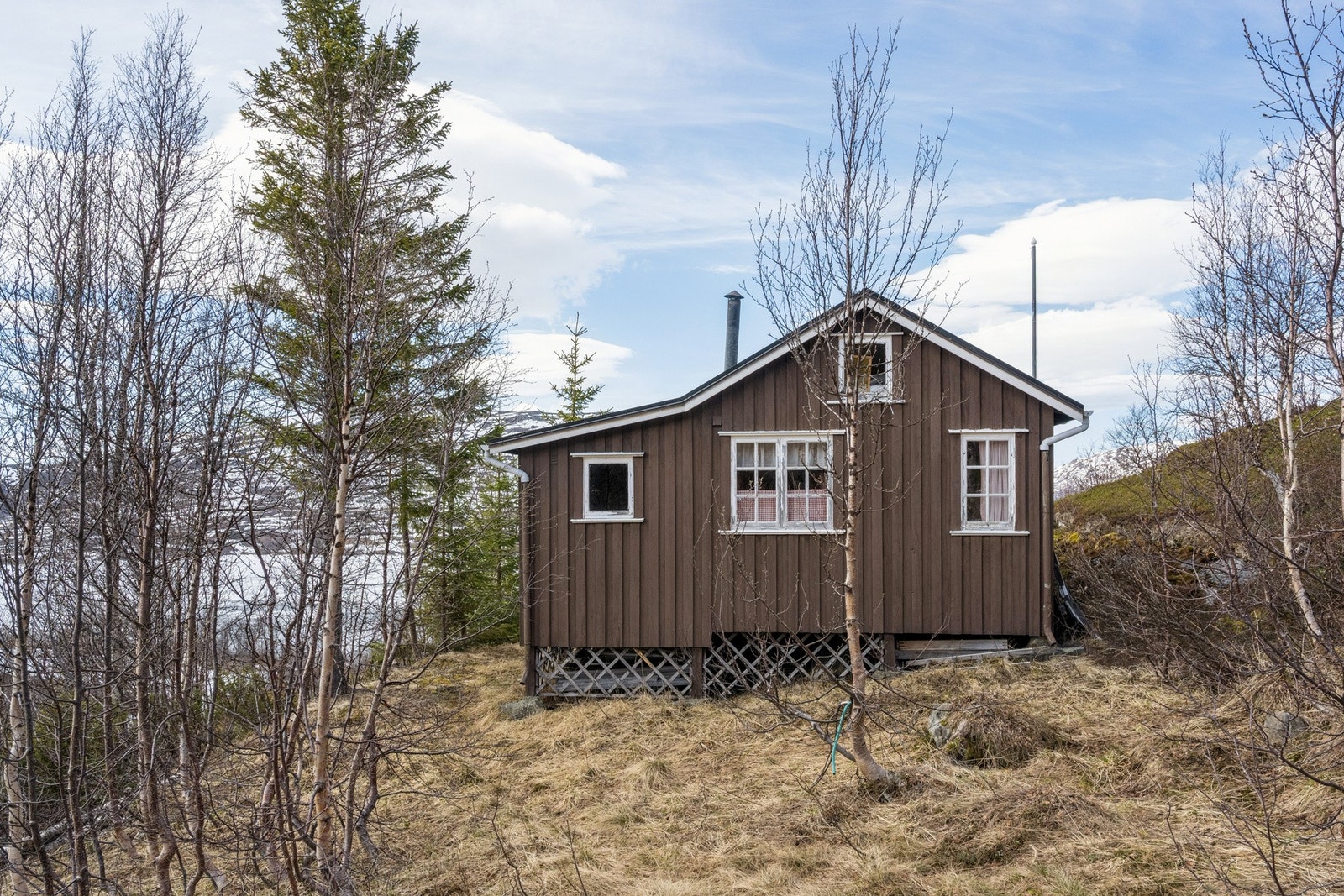 Enkel og sjarmerende hytte fra ca. 1960, fundamentert på peler i skrånende fjellterreng. Galleribilde