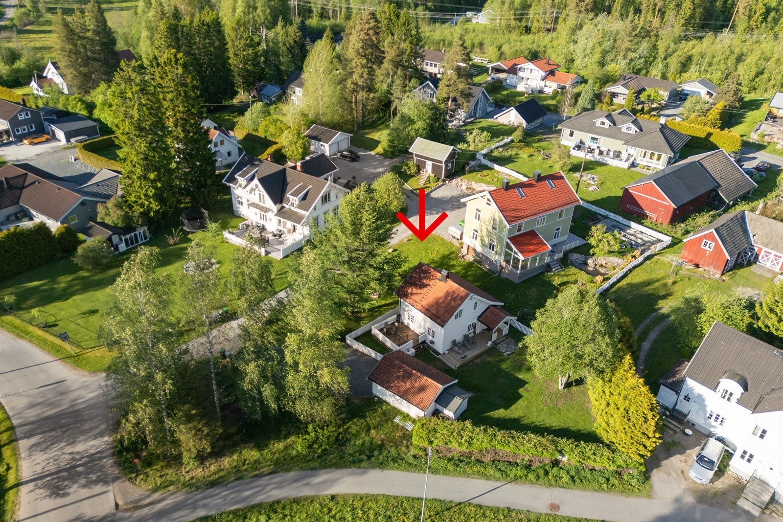 Boligen ligger fint til i et veletablert boligområde med kort gangavstand til Aurskog Stasjon. Galleribilde