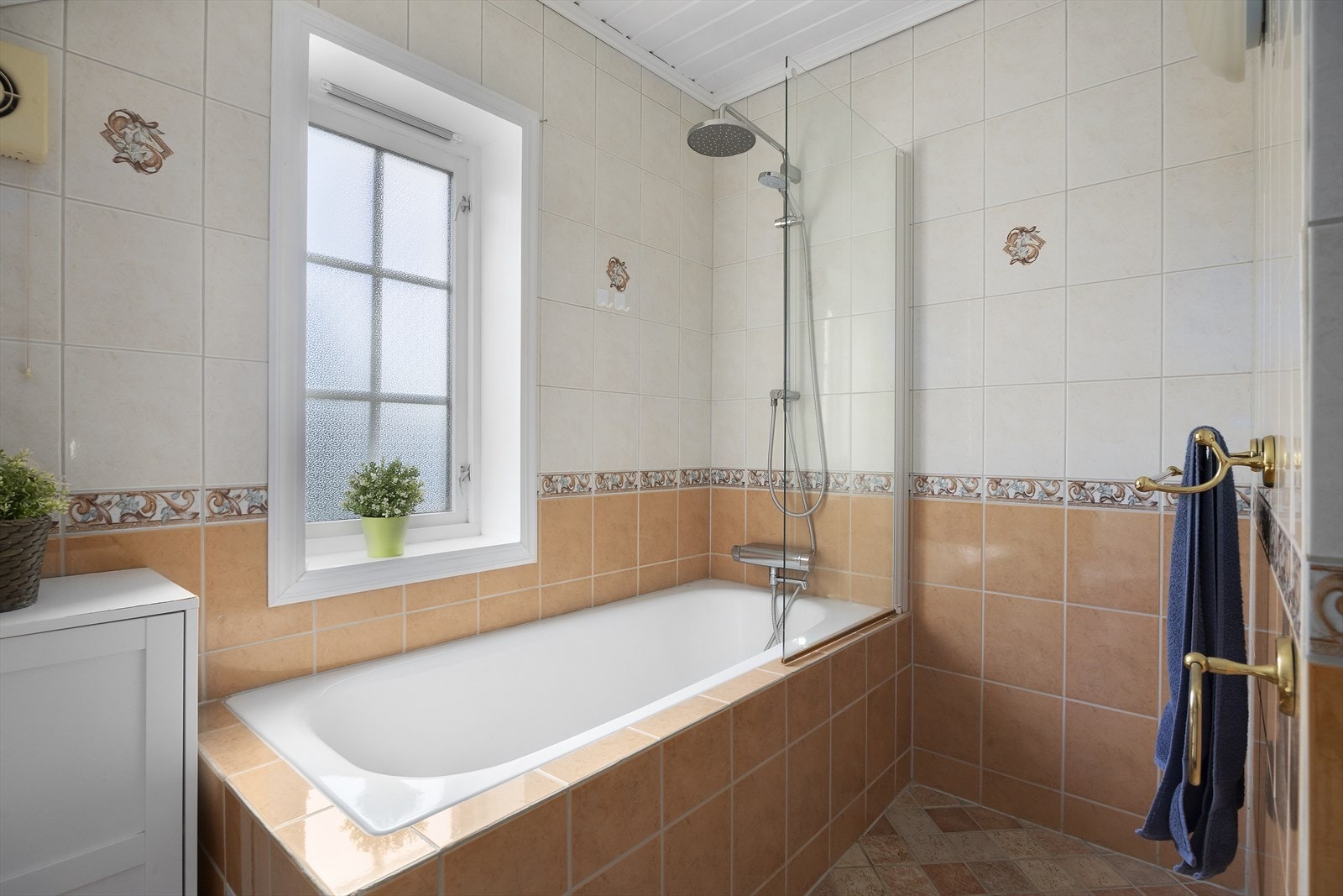 Flislagt bad med varme i gulv. Badekar med dusjnisje. Vindu gir godt med lys og lufting! Galleribilde