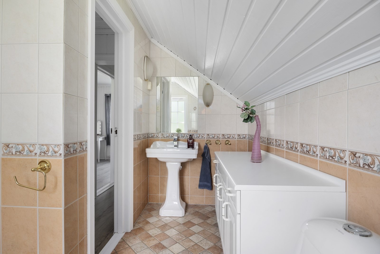 Badet er videre utstyrt med servant, speil, toalett og oppbevaringsplass i baderomsmøbel. Galleribilde