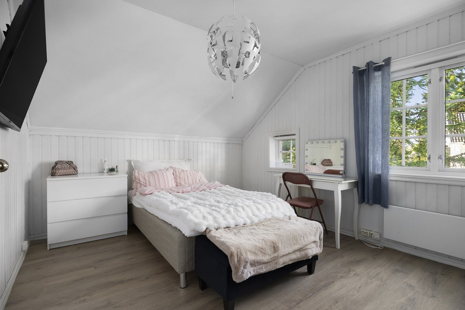 Soverommet har plass til seng, kommode, nattbord og pult. Oppvarming med panelovn. Galleribilde