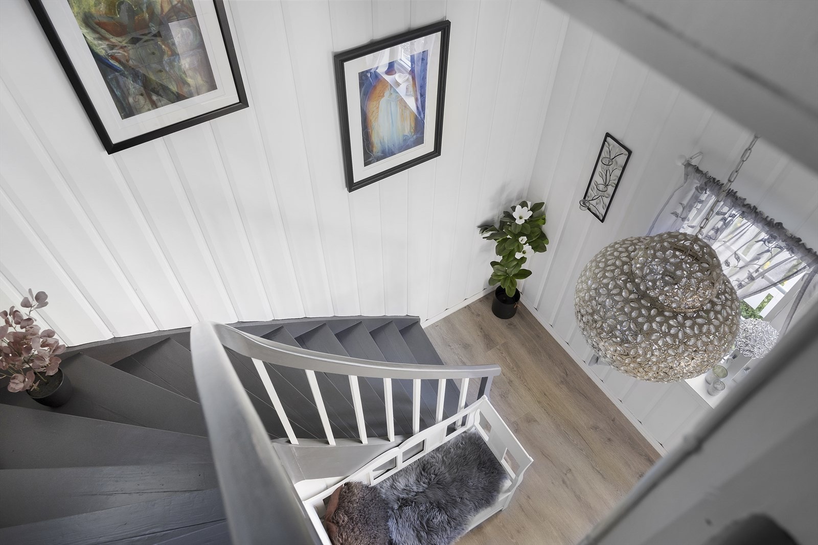 Åpen trappeløp passer perfekt for kunst på veggene! Galleribilde