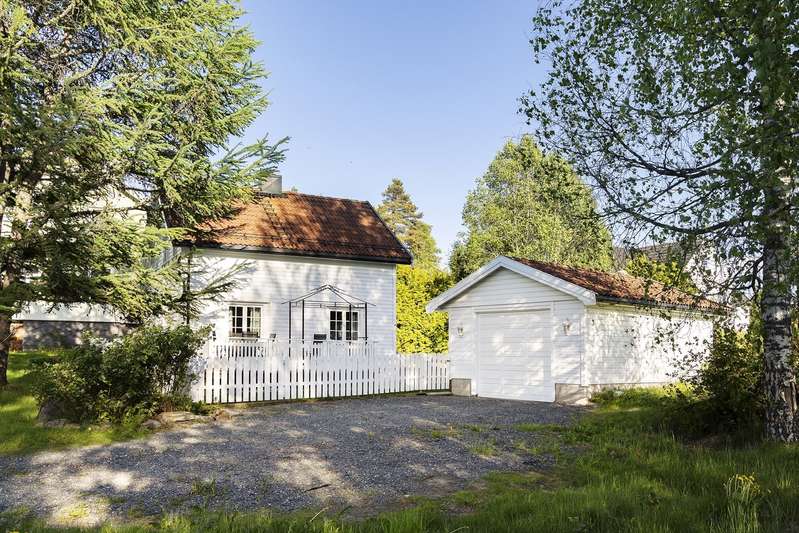Eneboligen går over to etasjer pluss kjeller. Det er parkering i innkjørsel og garasje. I tillegg er det praktisk utebod på eiendommen. Galleribilde