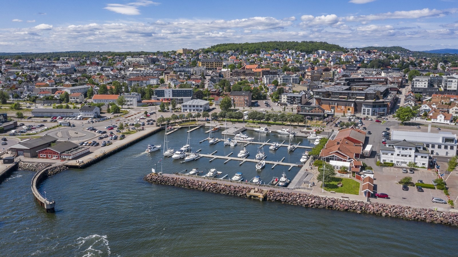 Eiendommen ligger svært sentralt og fint til. Det er kort vei til Horten sentrum med sine forretninger, kjøpesentre, caféer, restauranter, kaffebarer og bibliotek. Galleribilde
