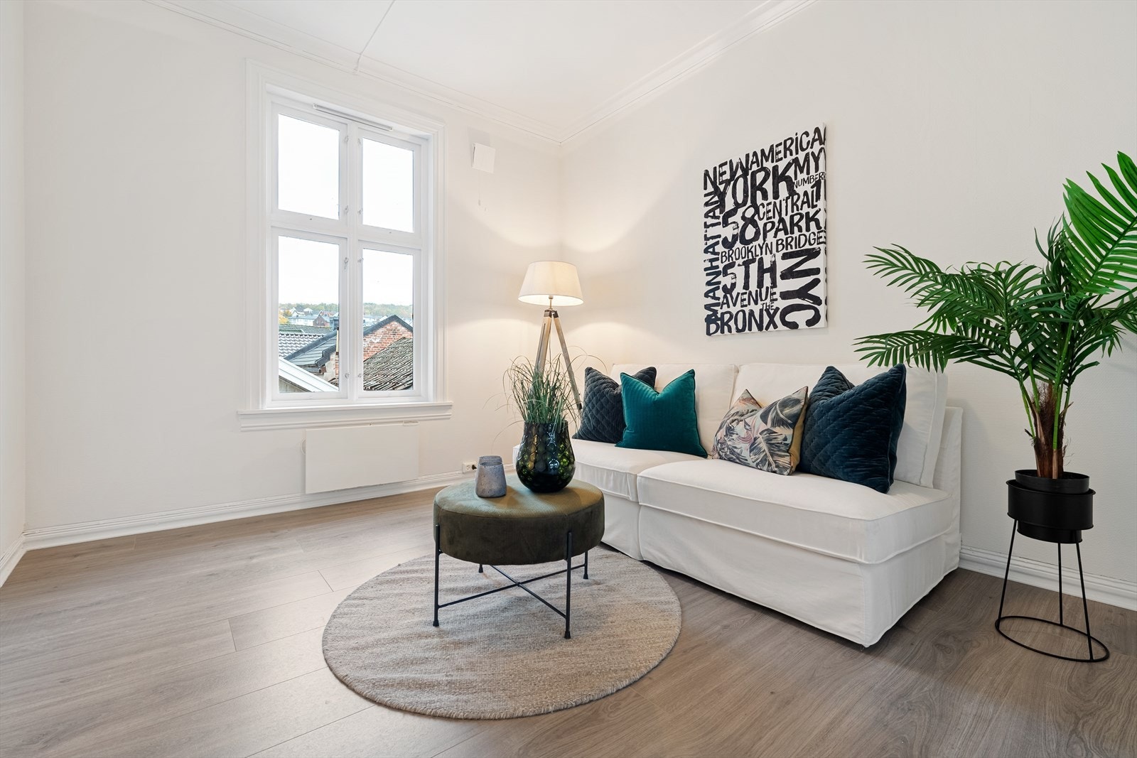 Soverom to har gjennomgang til hovedsoverommet - her er det mulighet for å dele av for å etablere en soveromsgang om ønskelig. Galleribilde