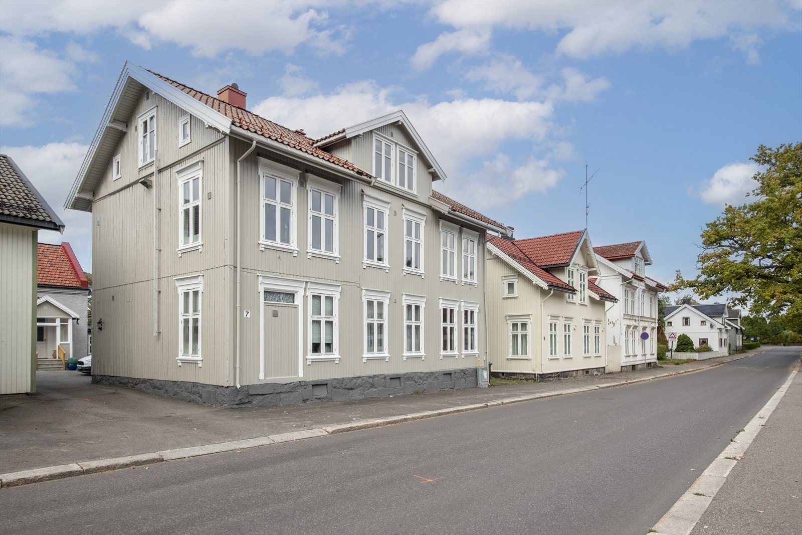 Det er egen biloppstillingsplass på gårdsplass. Galleribilde