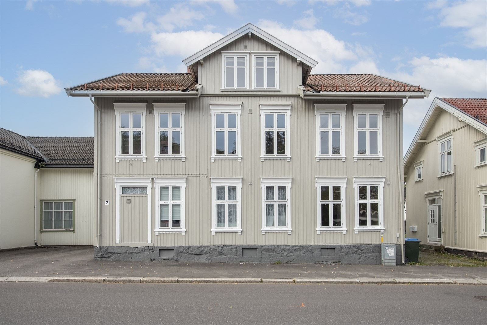 Leiligheten er beliggende i en firemannsbolig opprinnelig oppført i 1844 og ble betydelig oppusset i 2022. Galleribilde