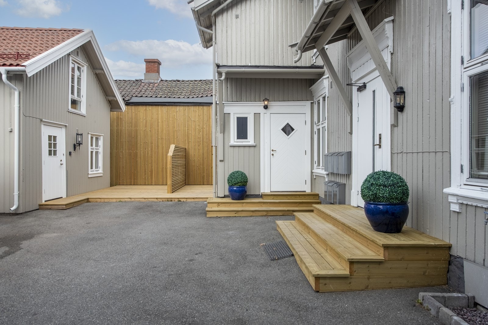 Leiligheten er beliggende i en firemannsbolig opprinnelig oppført i 1844 og ble betydelig oppusset i 2022. Galleribilde