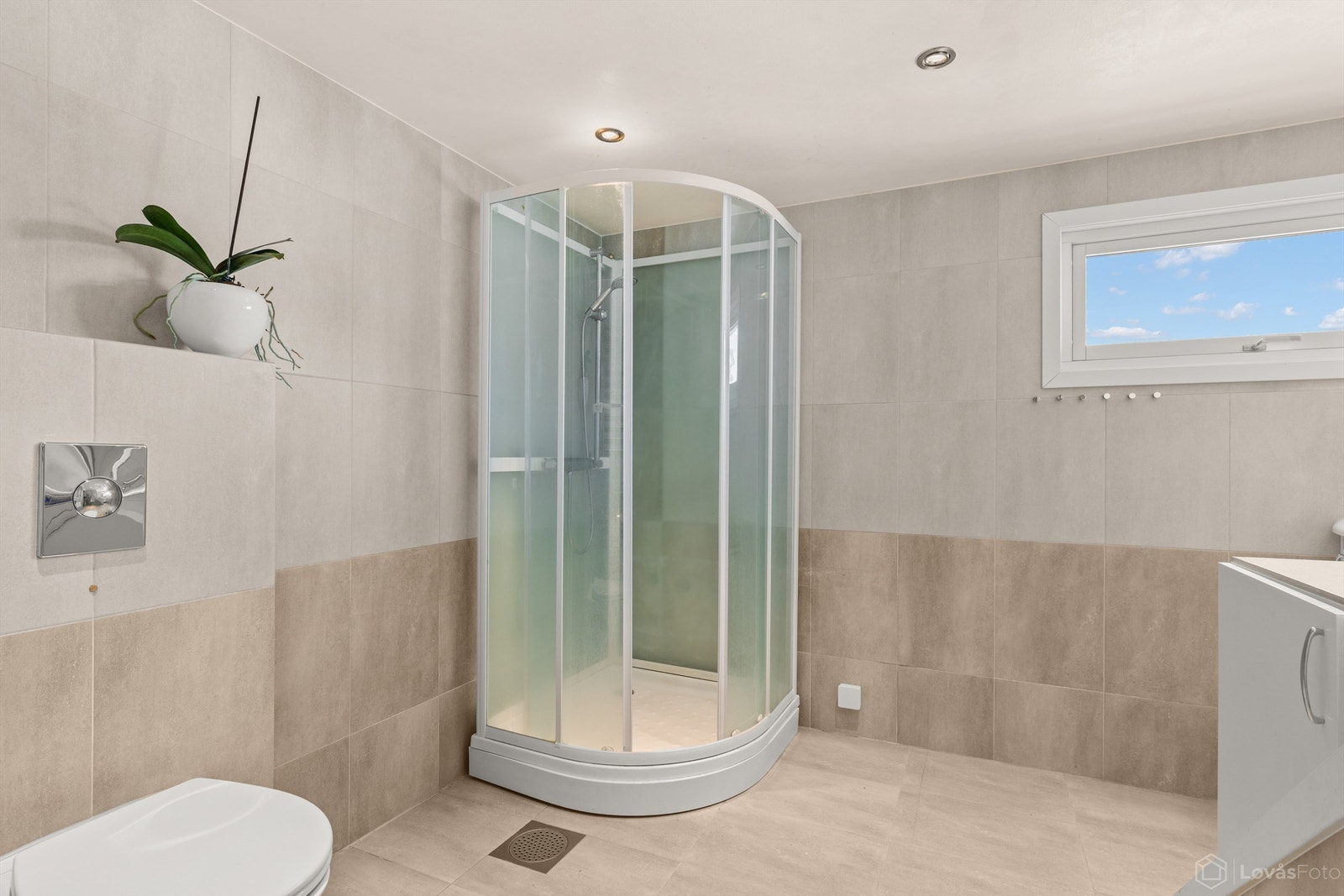 Badet i andre etasje ble etablert i 2011 og har flislagt gulv med gulvvarme. Galleribilde