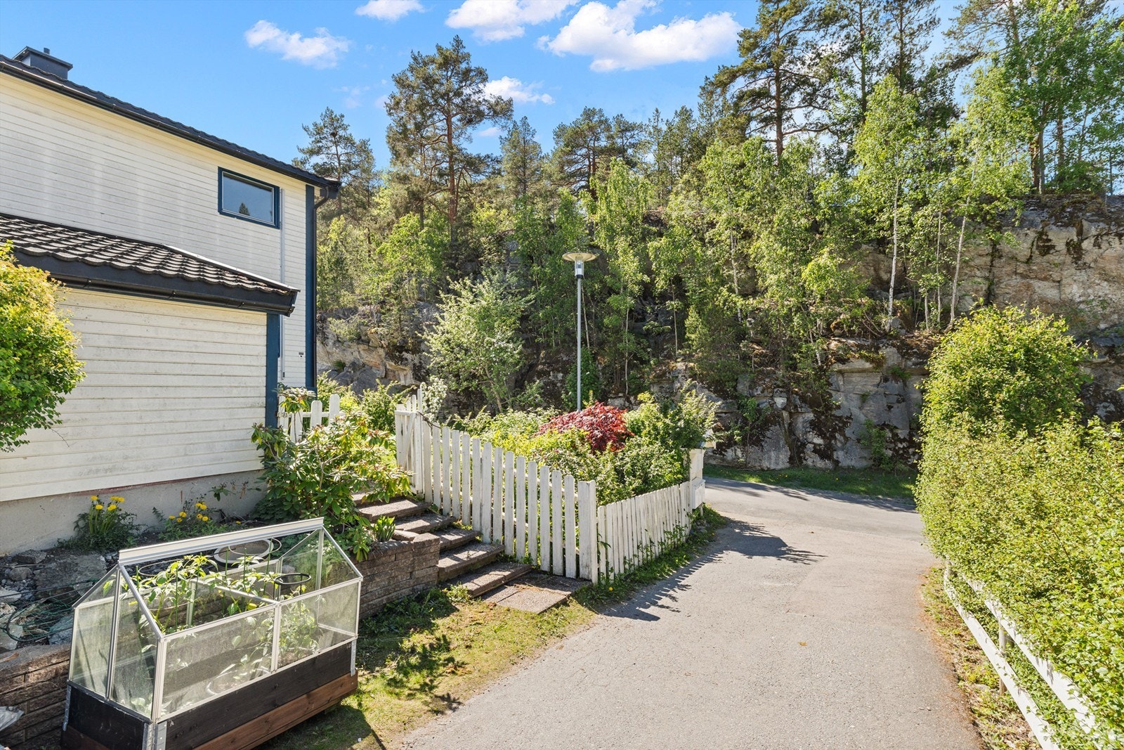 Eiendommen ligger i et rolig nabolag med kort gangavstand til Lusetjern skole og Holmlia idrettspark. Galleribilde