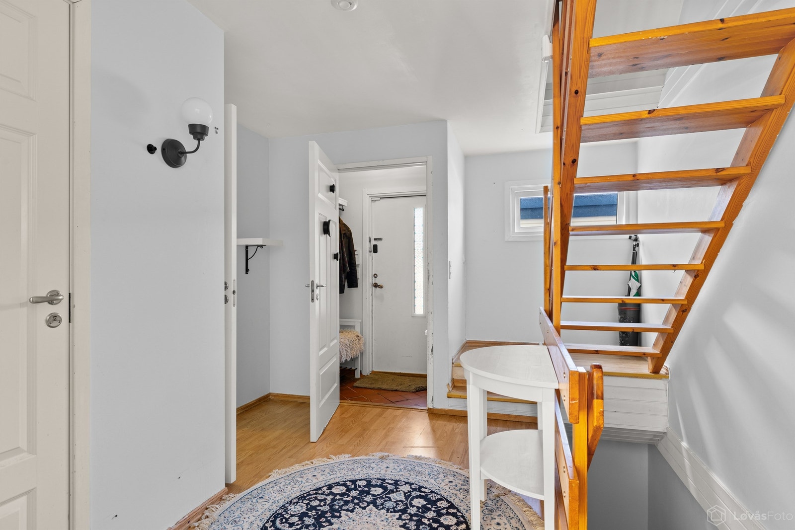 Vindfanget har flislagt gulv og leder inn til en gang med trappeforbindelse til de øvrige etasjene. Galleribilde