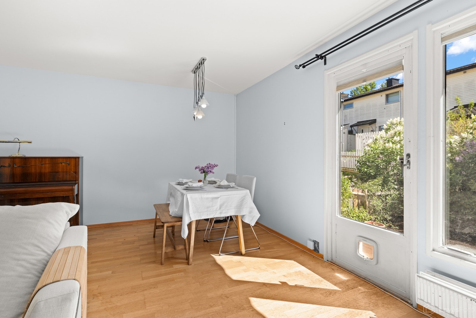En dedikert sone for spisebordet, med nærhet til både kjøkken og uteplass. Galleribilde
