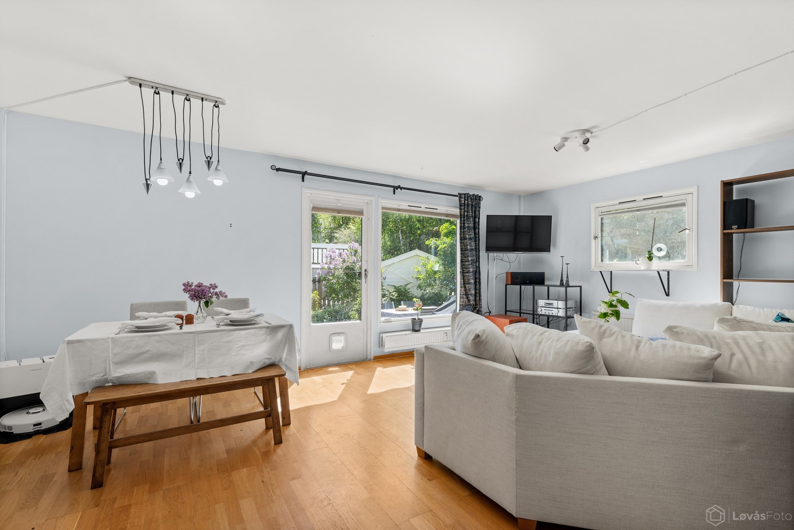 Stuen har plass til både sofagruppe og spisebord, med direkte utgang til markterrassen. Galleribilde