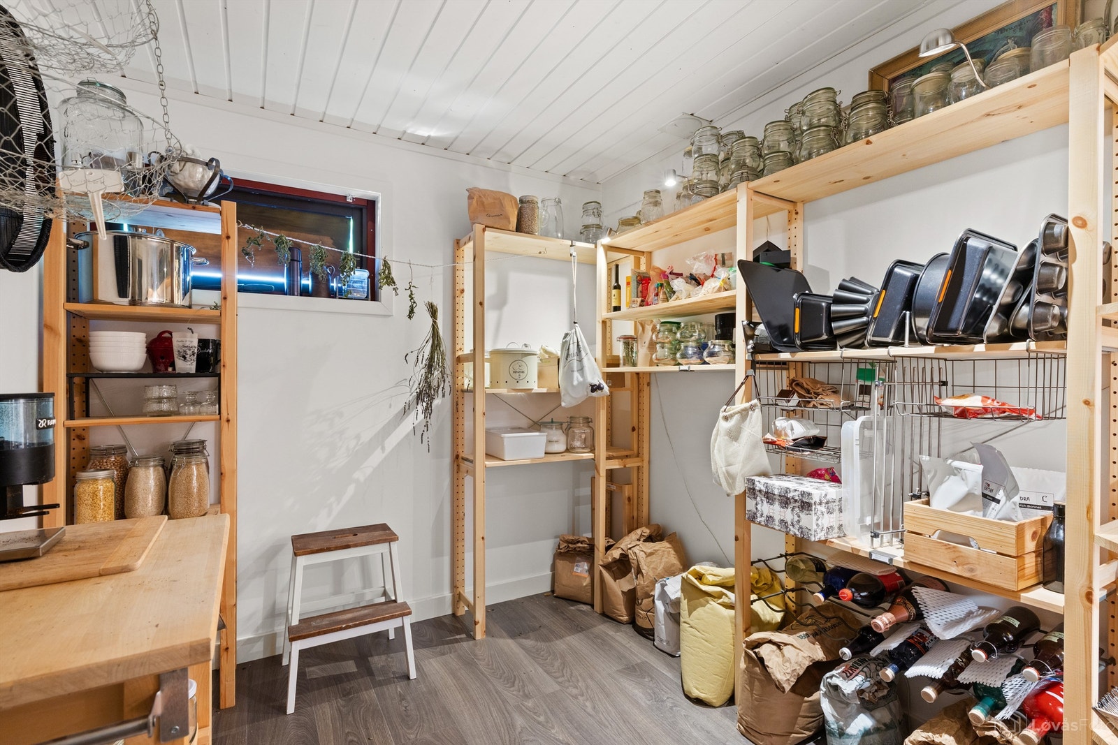 Romslig bod i kjelleren med gode lagringsmuligheter. Galleribilde