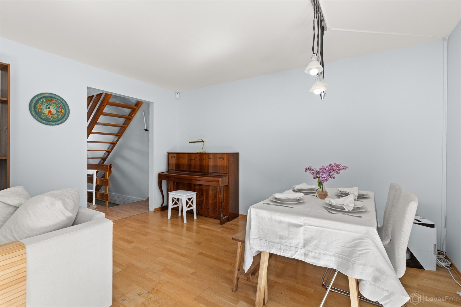 Fra stuen er det åpen forbindelse til gangen og trappeløpet som fører opp til andre etasje. Galleribilde