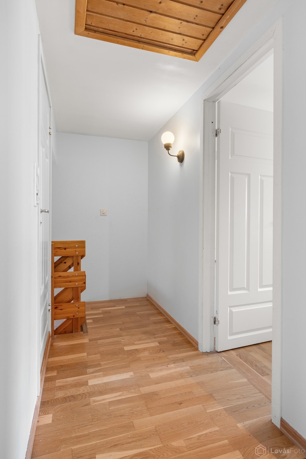 Gangen i andre etasje har adkomst til et kaldtloft via loftsluke, som gir ekstra lagringsplass. Galleribilde