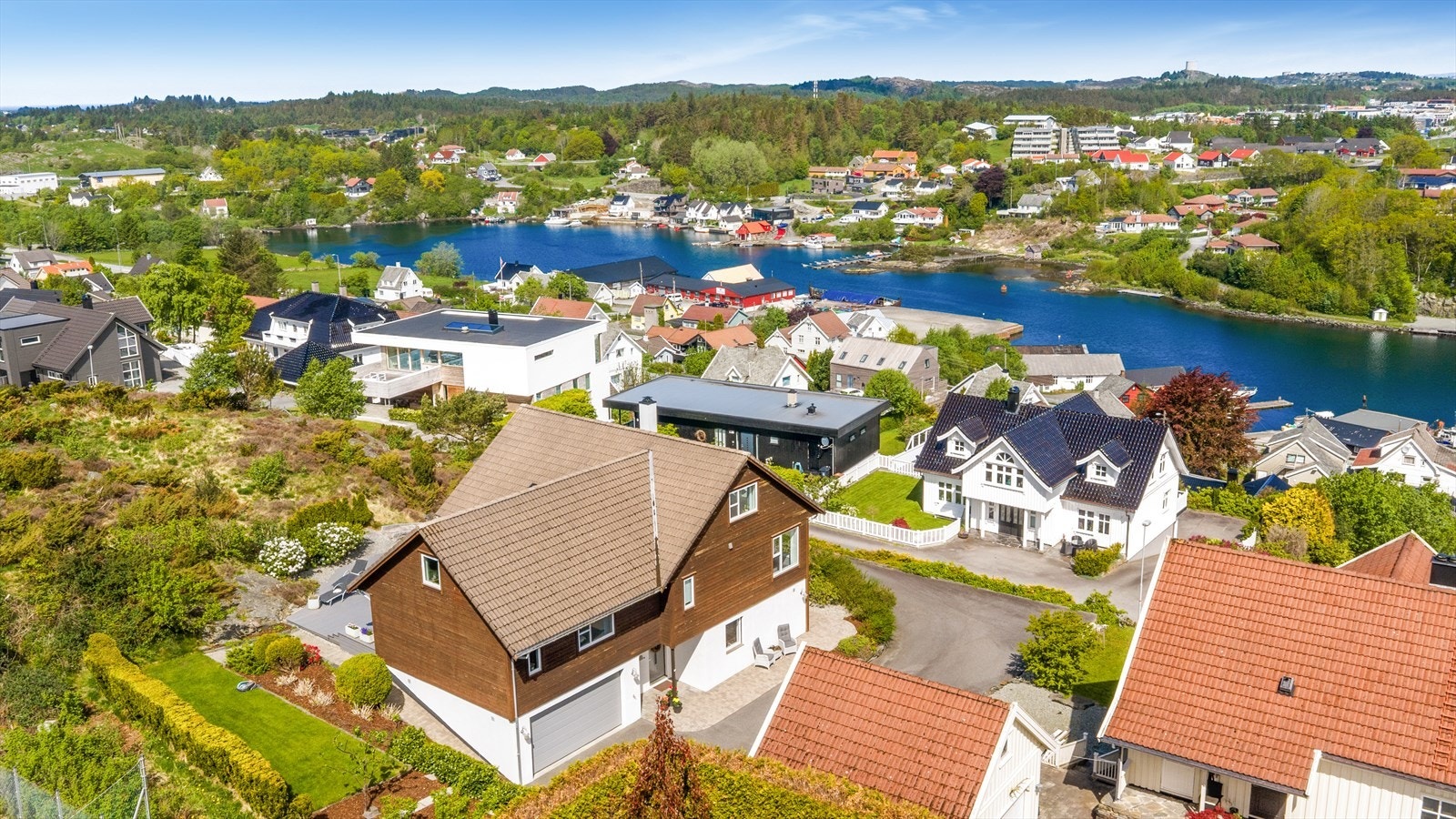 Tomten er pent opparbeidet og grenser til friområde Galleribilde