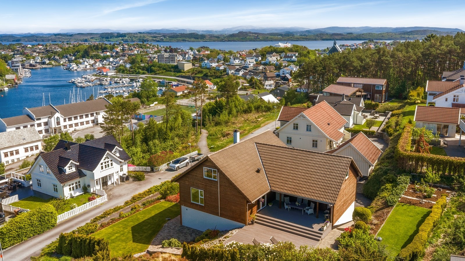 Boligen ligger fint til med utsikt, gode solforhold og usjenerte uteområder Galleribilde