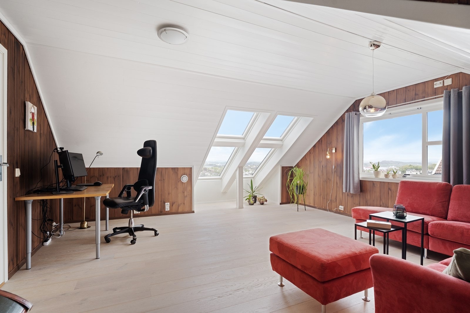 Stor loftstue med store vinduer som gir både lys og flott utsikt Galleribilde