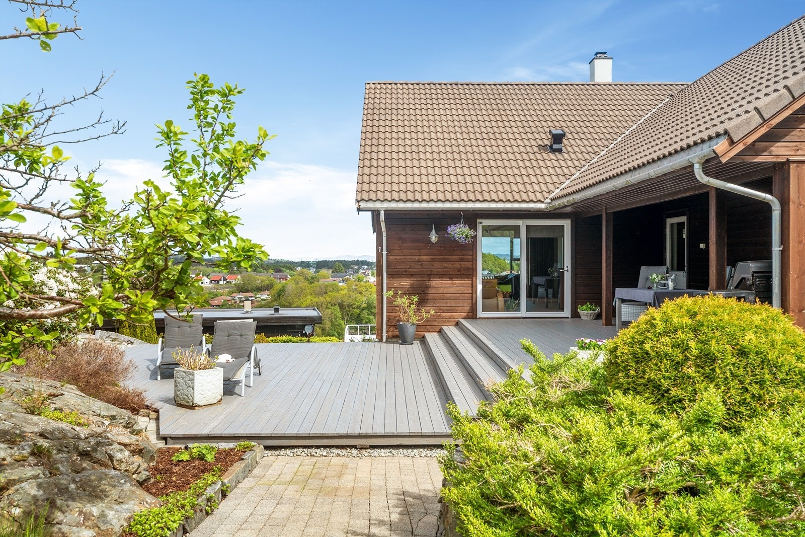 Delvis overbygd uteområde med gode solforhold Galleribilde