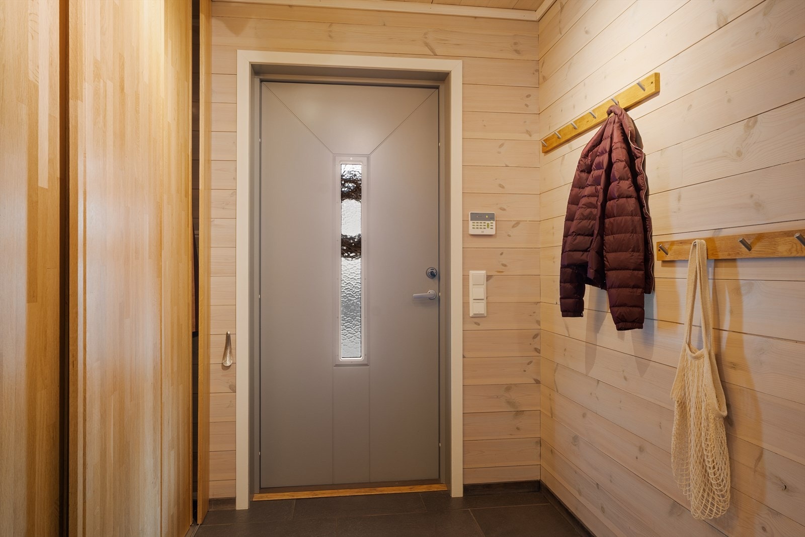 Flislagt entré med garderobe og oppheng Galleribilde