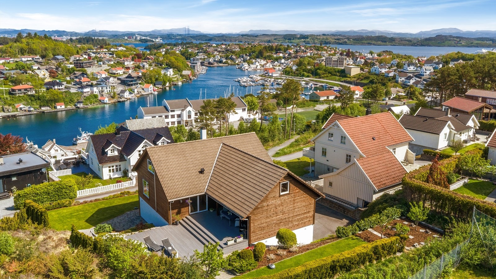 Pent opparbeidet tomt med plen og beplantning Galleribilde