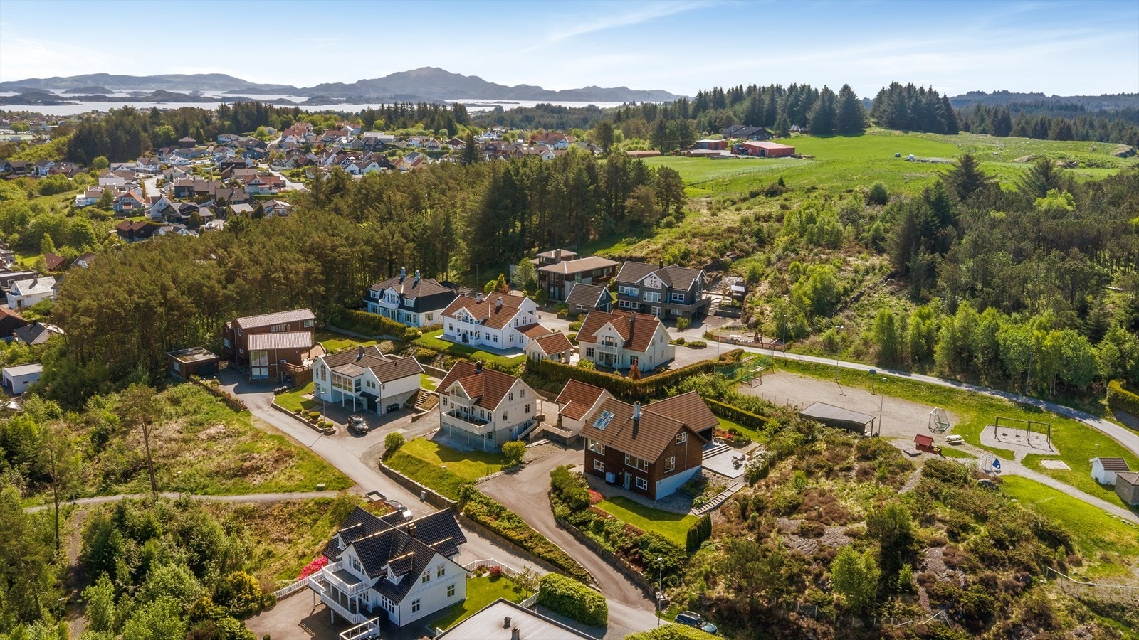 Et etablert boligområde.
Sentral beliggenhet i forhold til barnehage, skoler, idrettsanlegg, turområde og sentrum.
Utsikt mot nord, ned mot Stølabukta og til Østremlia på den andre siden. Galleribilde