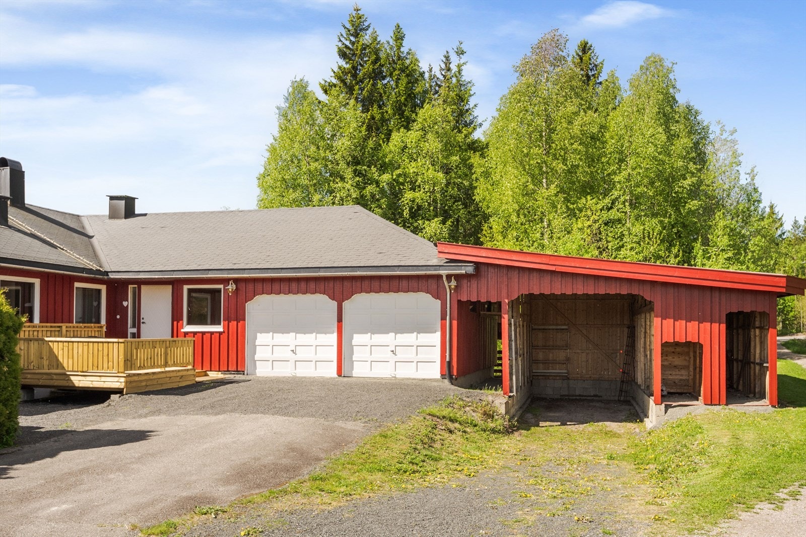 Det er gode parkeringsmuligheter på eiendommen i dobbel garasje, på gårdsplassen, i bobilcarport foran eller i carporten bak. Galleribilde