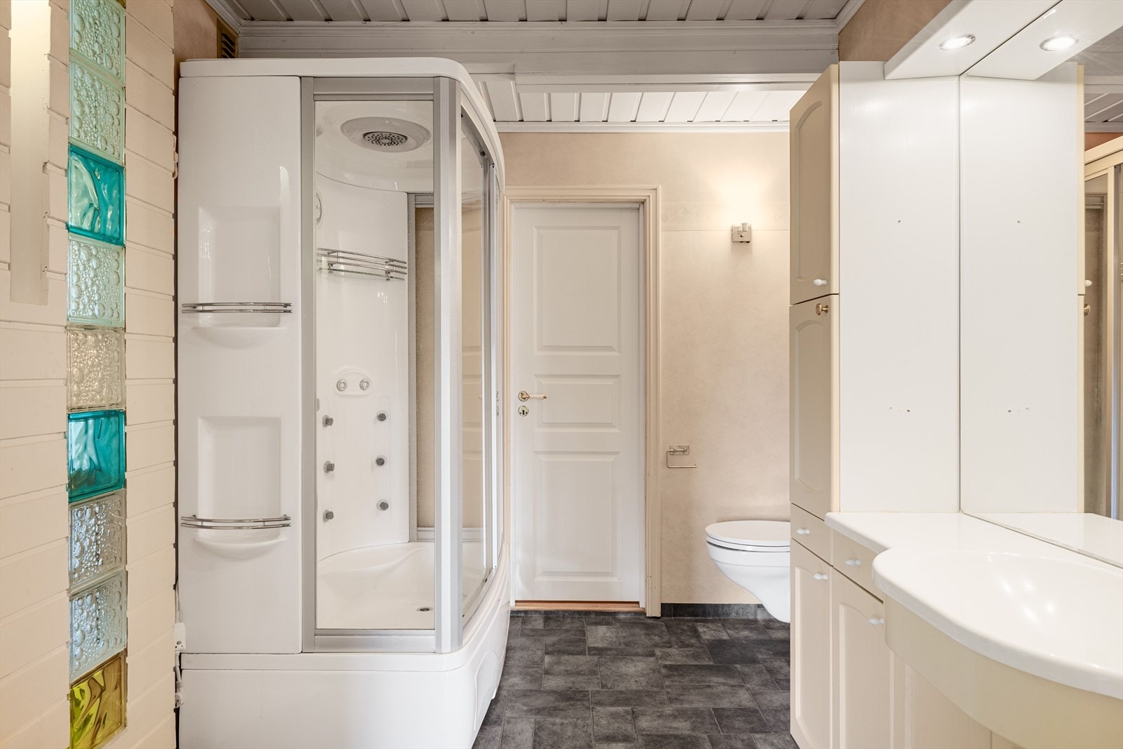 Badet har vinylbelegg og trepanel på veggene og gulv med belegg. Galleribilde