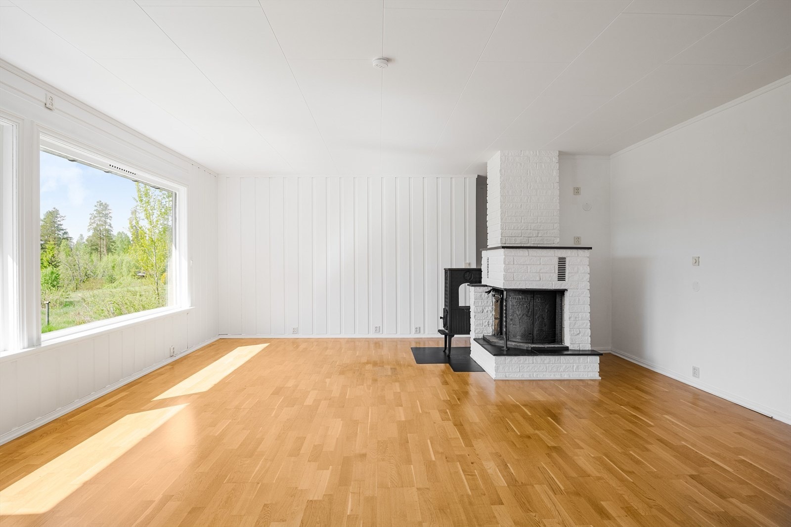I tillegg til varmepumpene er det også peis og vedovn her. Galleribilde