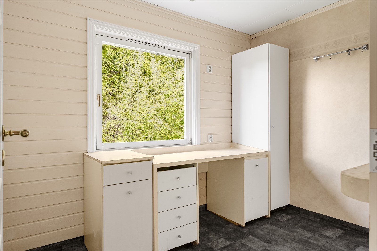 På innsiden av badet er det vaskerom, dette rommet er i opprinnelige byggetegninger soverom. Vinylbelegg og trepanel på veggene og gulv med belegg. Galleribilde