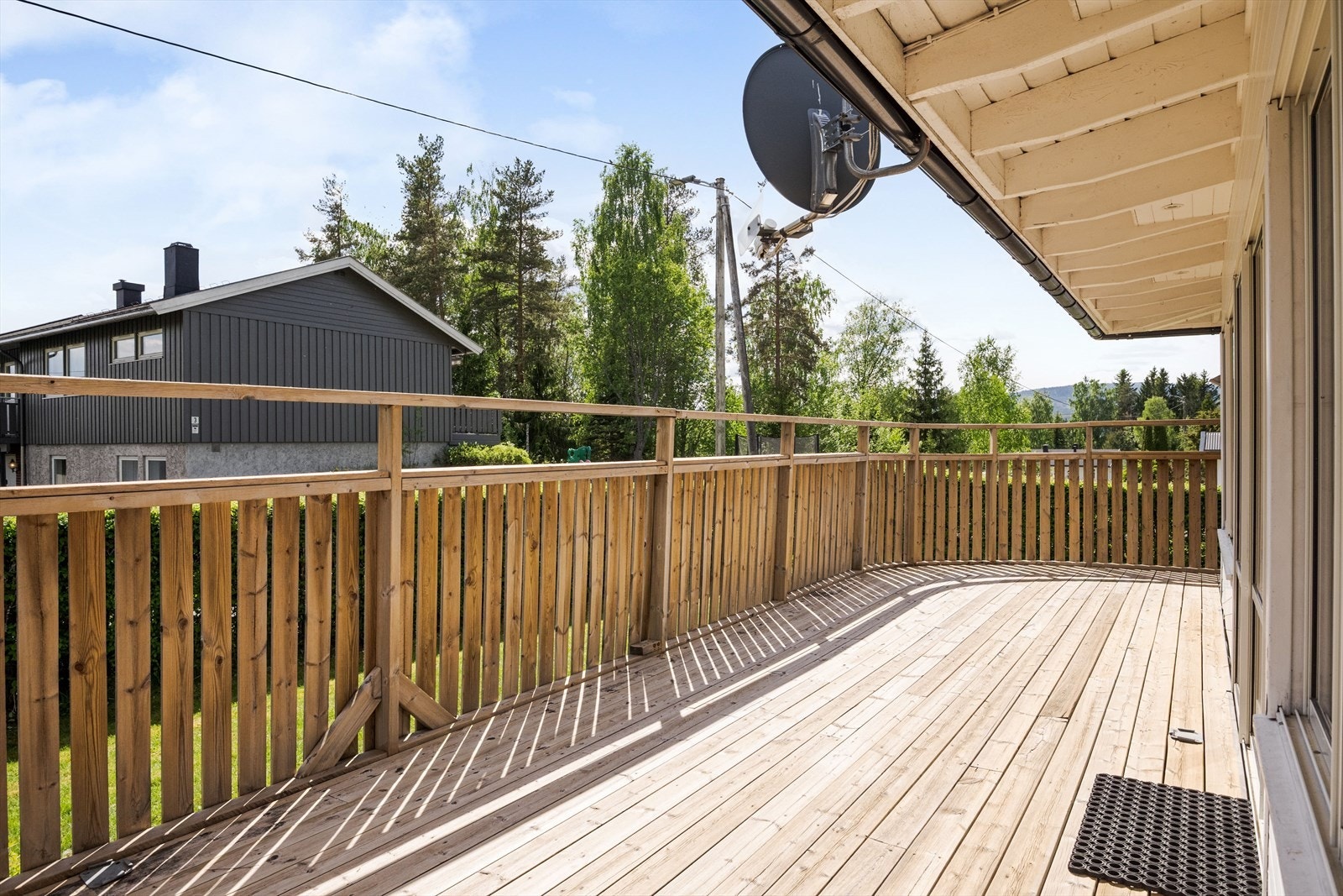 Sørvendt terrasse med plass til utemøbler og det du måtte ønske. Galleribilde