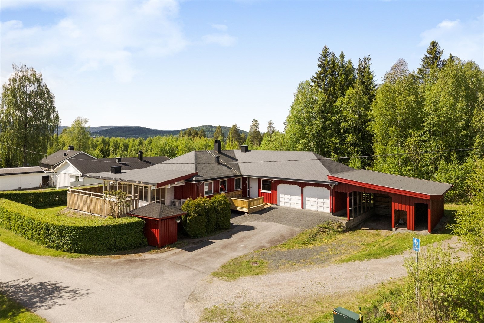 Boligen er bygd i 1977 over en etasje med kjeller og tilbygget midt på 1980-tallet og i 2005 med innebygget veranda. Galleribilde
