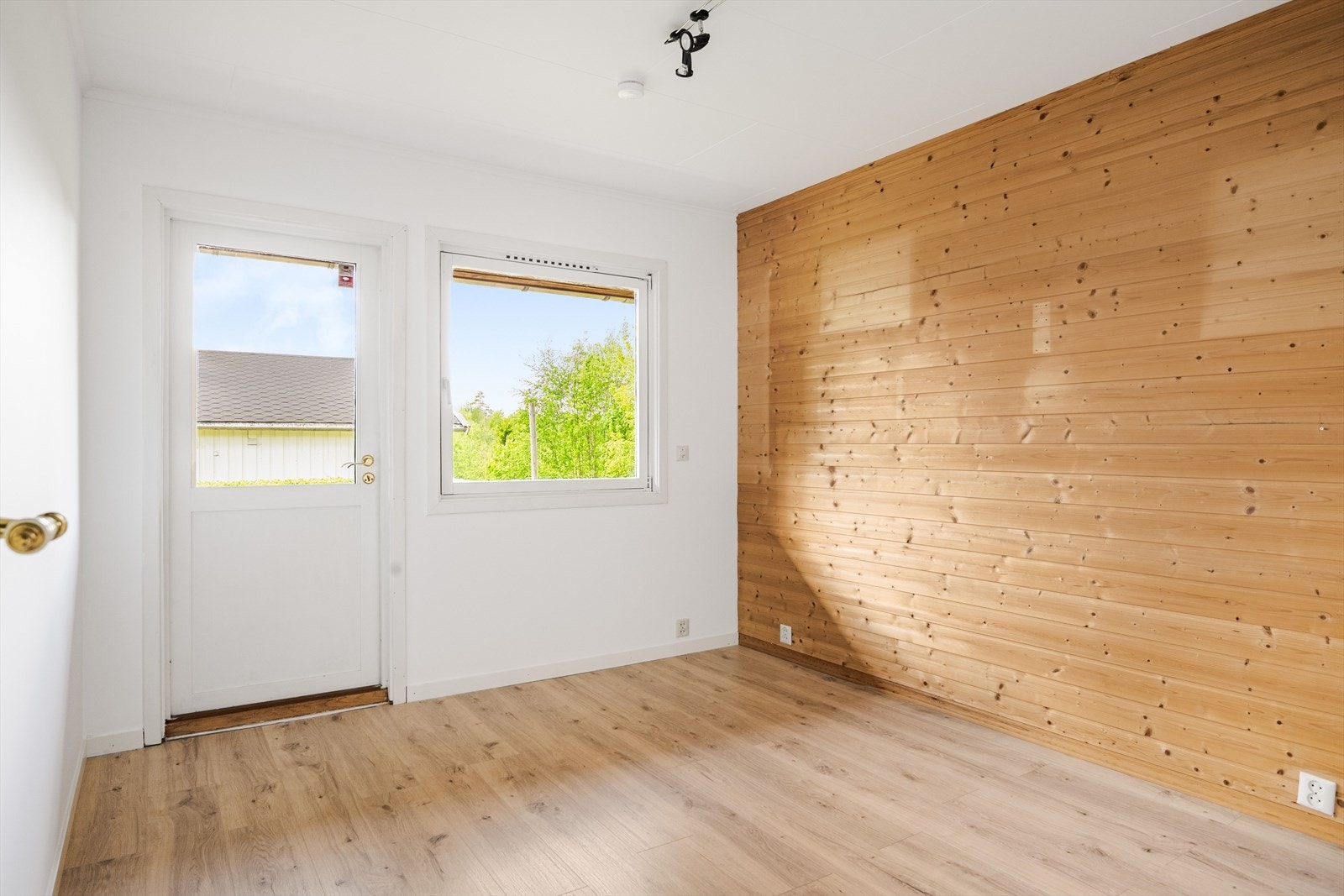 Hovedsoverommet har god plass til dobbeltseng og nattbord. Galleribilde