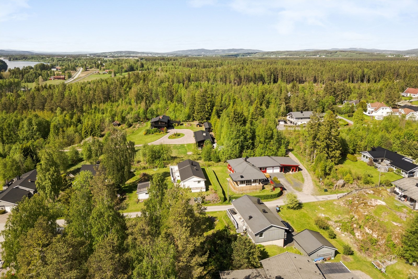 Fra boligen er det gåavstand til fine turområder sommer som vinter. Galleribilde