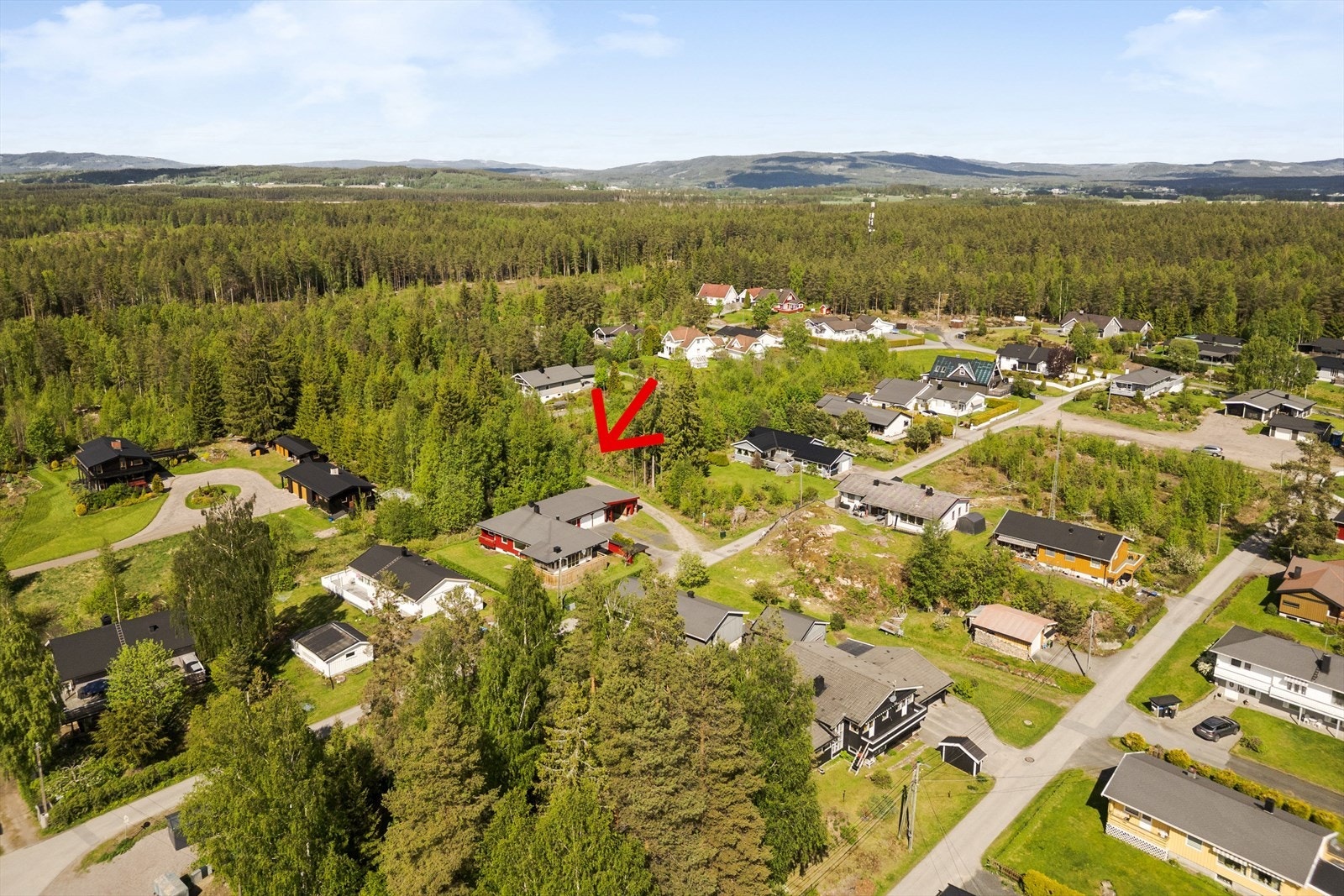 Velkommen til denne romslige og praktiske boligen i Knatten 10! Foto: Husfoto v/ Bernat Tubau. Galleribilde