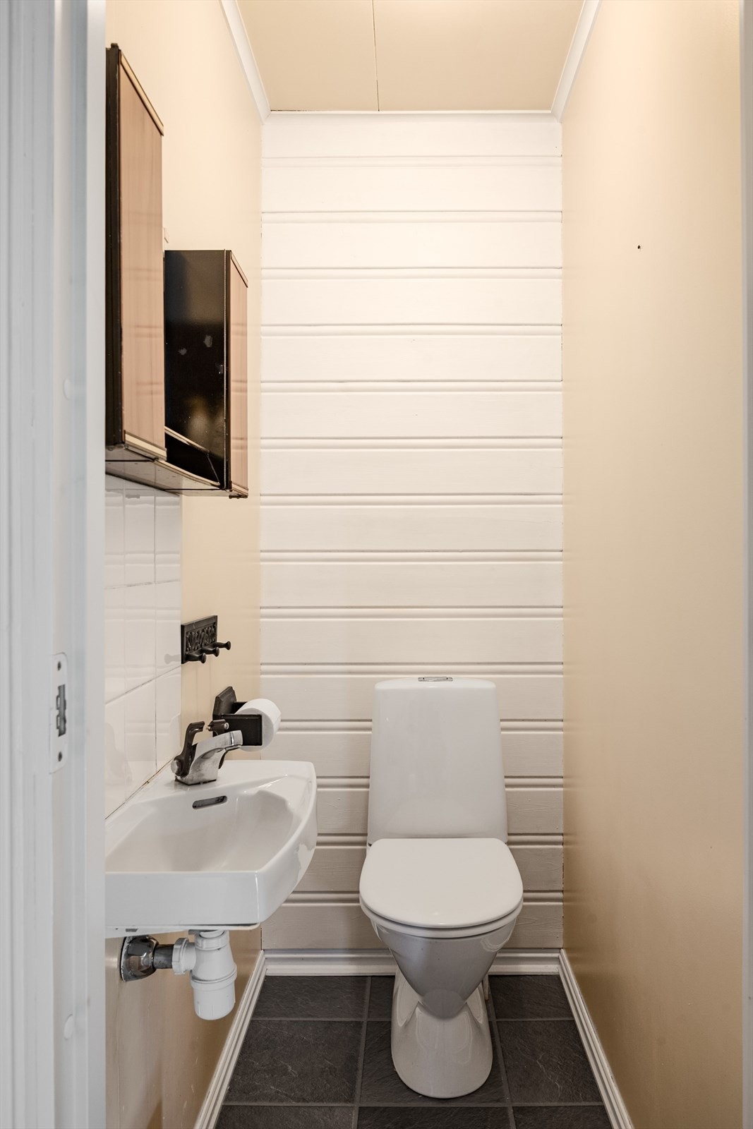 Vegg-i-vegg med badet er det også et separat toalettrom. Galleribilde