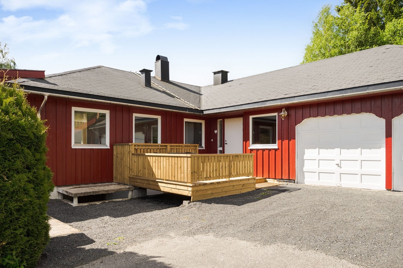 Terrasse ved inngangspartiet hvor du kan nyte morgenkaffen. Galleribilde