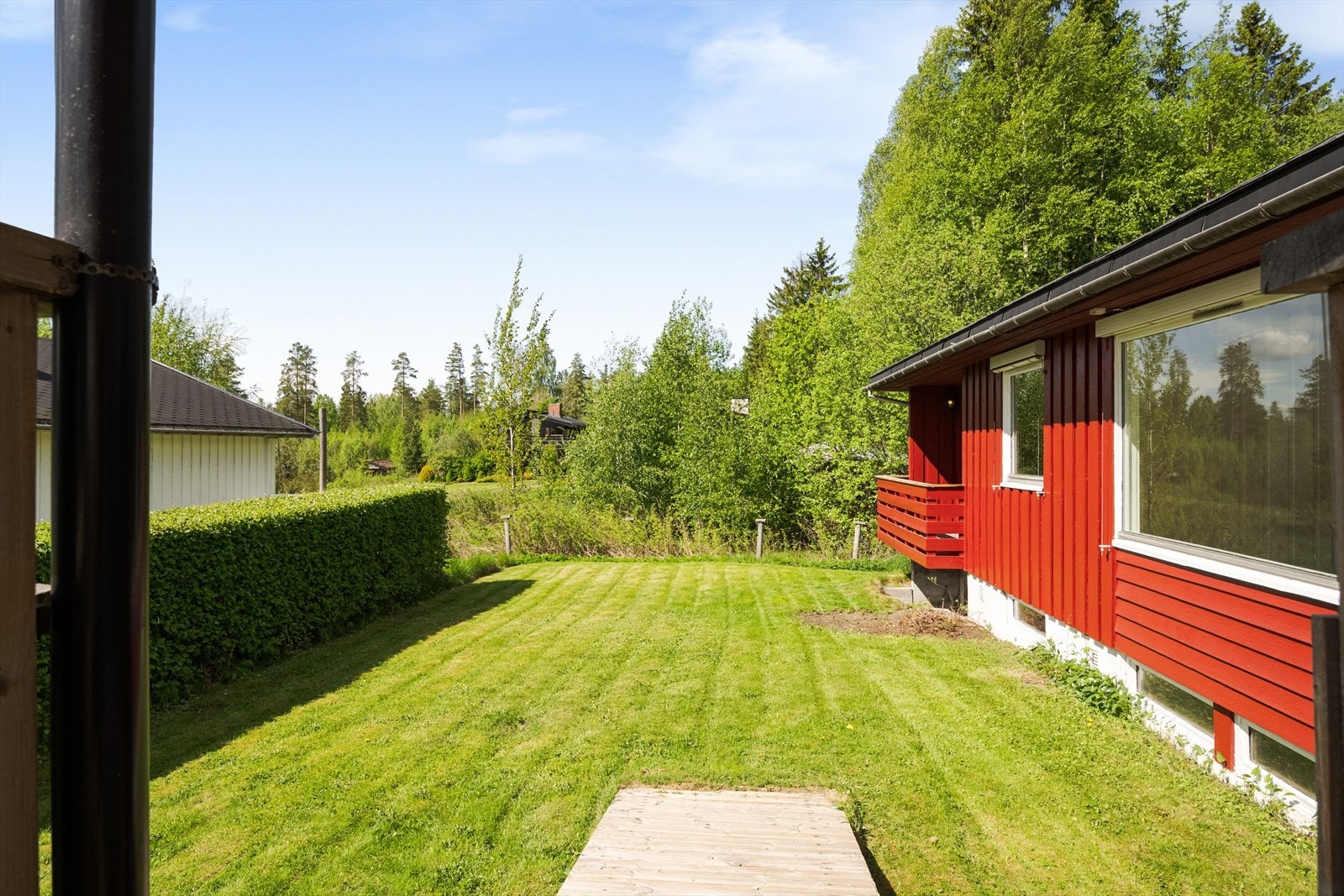 Fra terrassen er det direkte adkomst til hagen hvor både store og små vil kunne boltre seg. Galleribilde