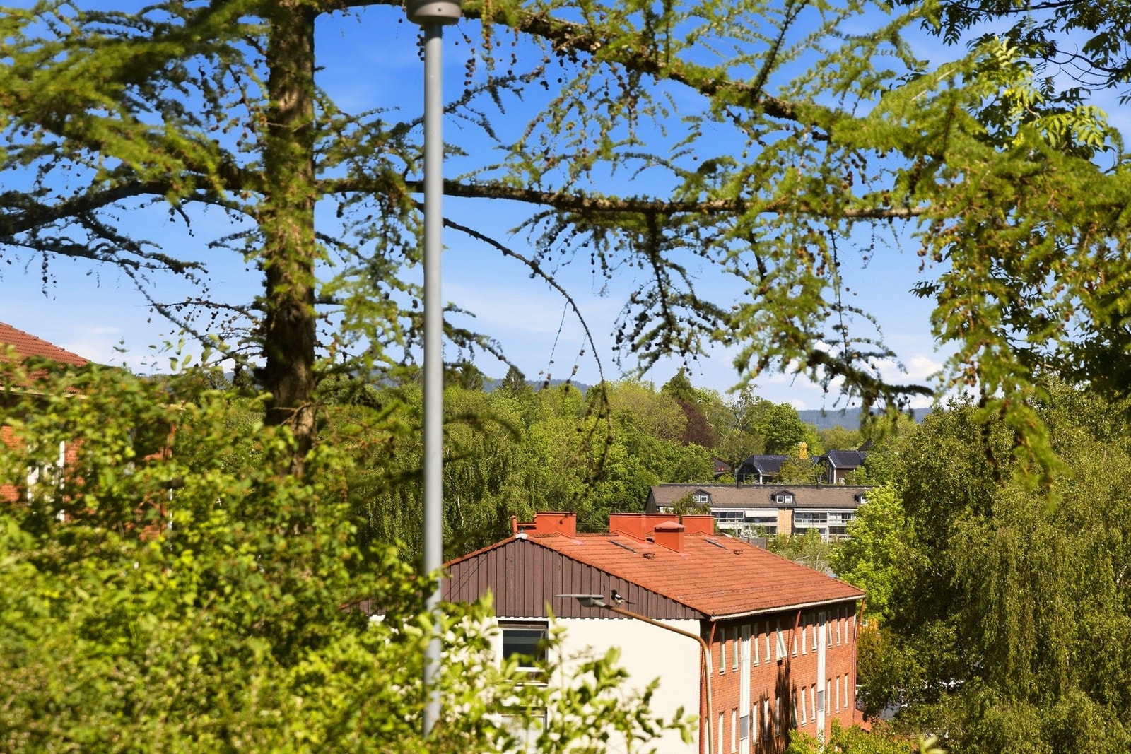 Leiligheten har en attraktiv beliggenhet på Nedre Høvik med nærhet til sjøen og alt området kan tilby. Galleribilde