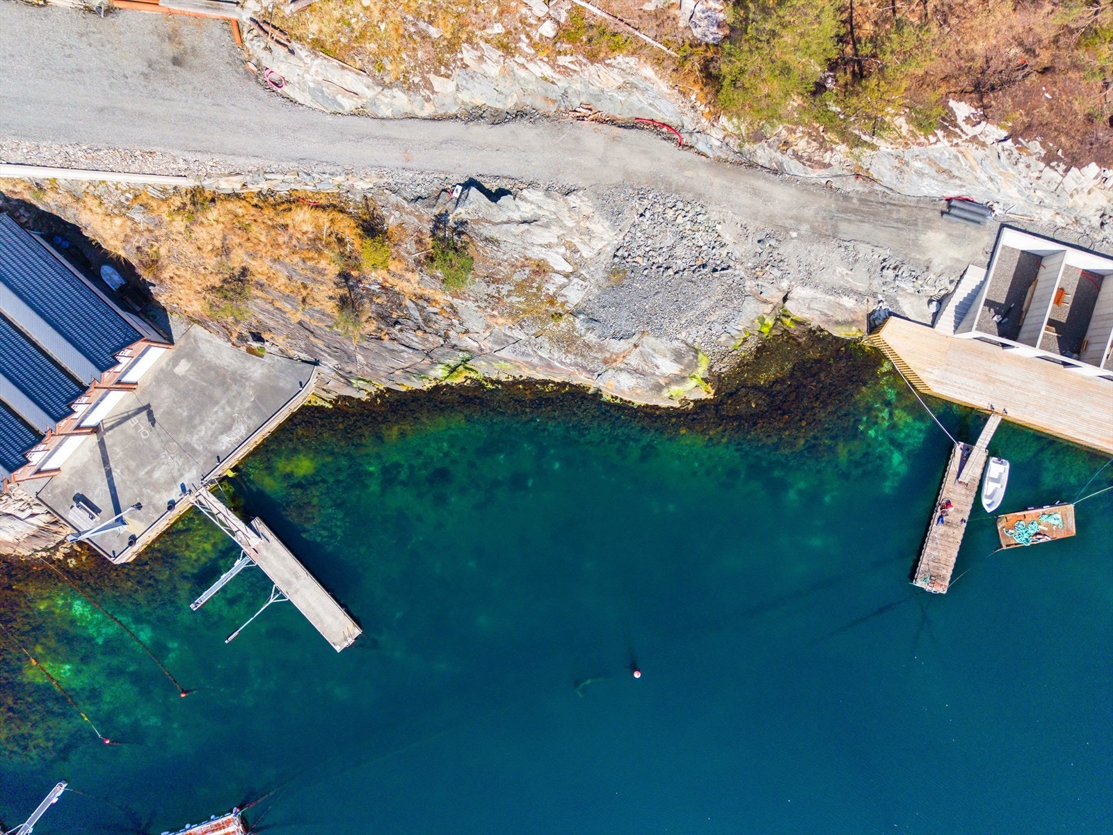 Direkte tilgang til sjøen gir unike muligheter for båtliv og rekreasjon rett fra egen eiendom. Galleribilde
