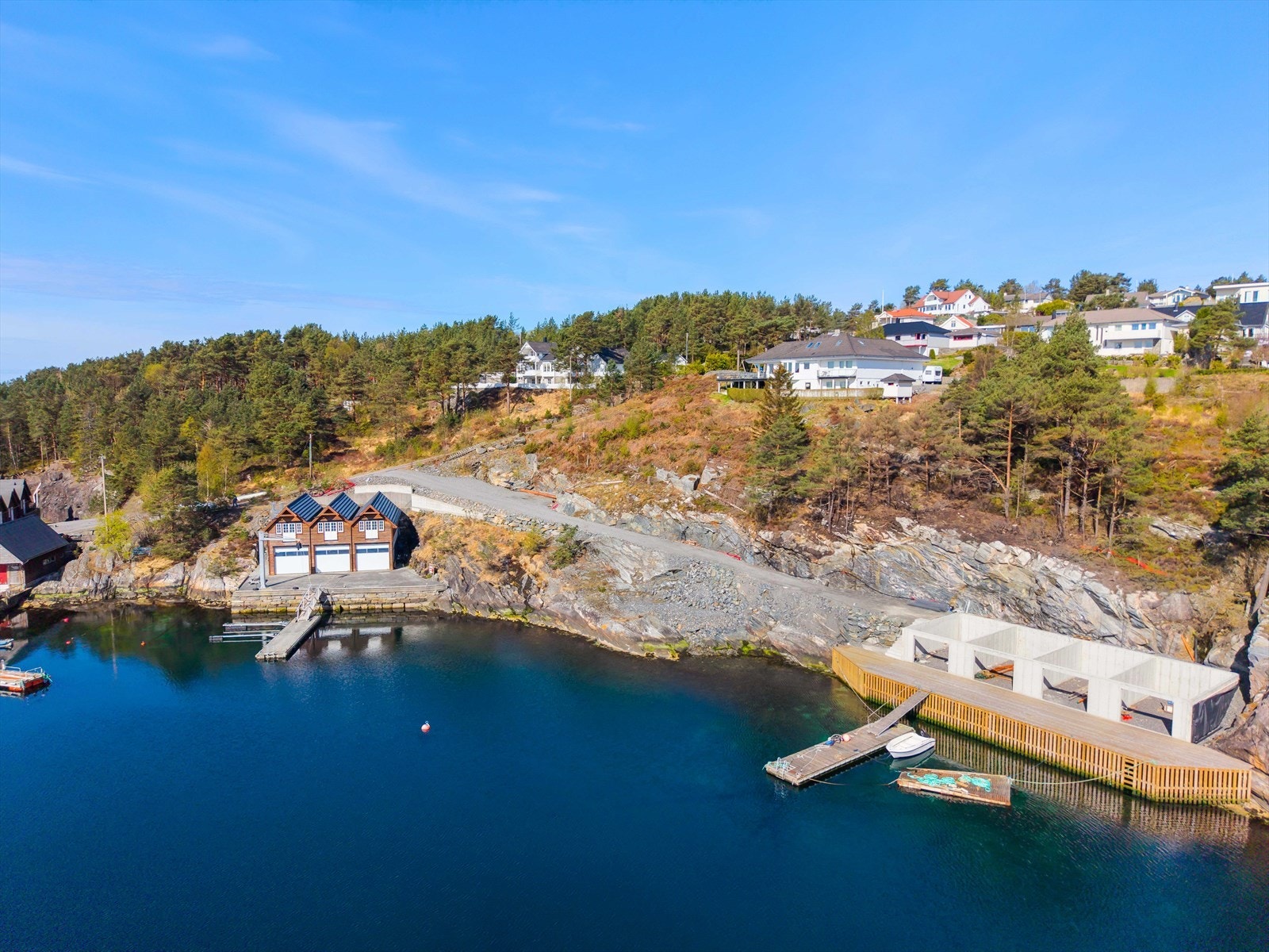 Fiskeplasser finner en på hvert nes, men om en tar en turen ut på grunnene i Hjeltefjorden kan storfisken hentes. Galleribilde