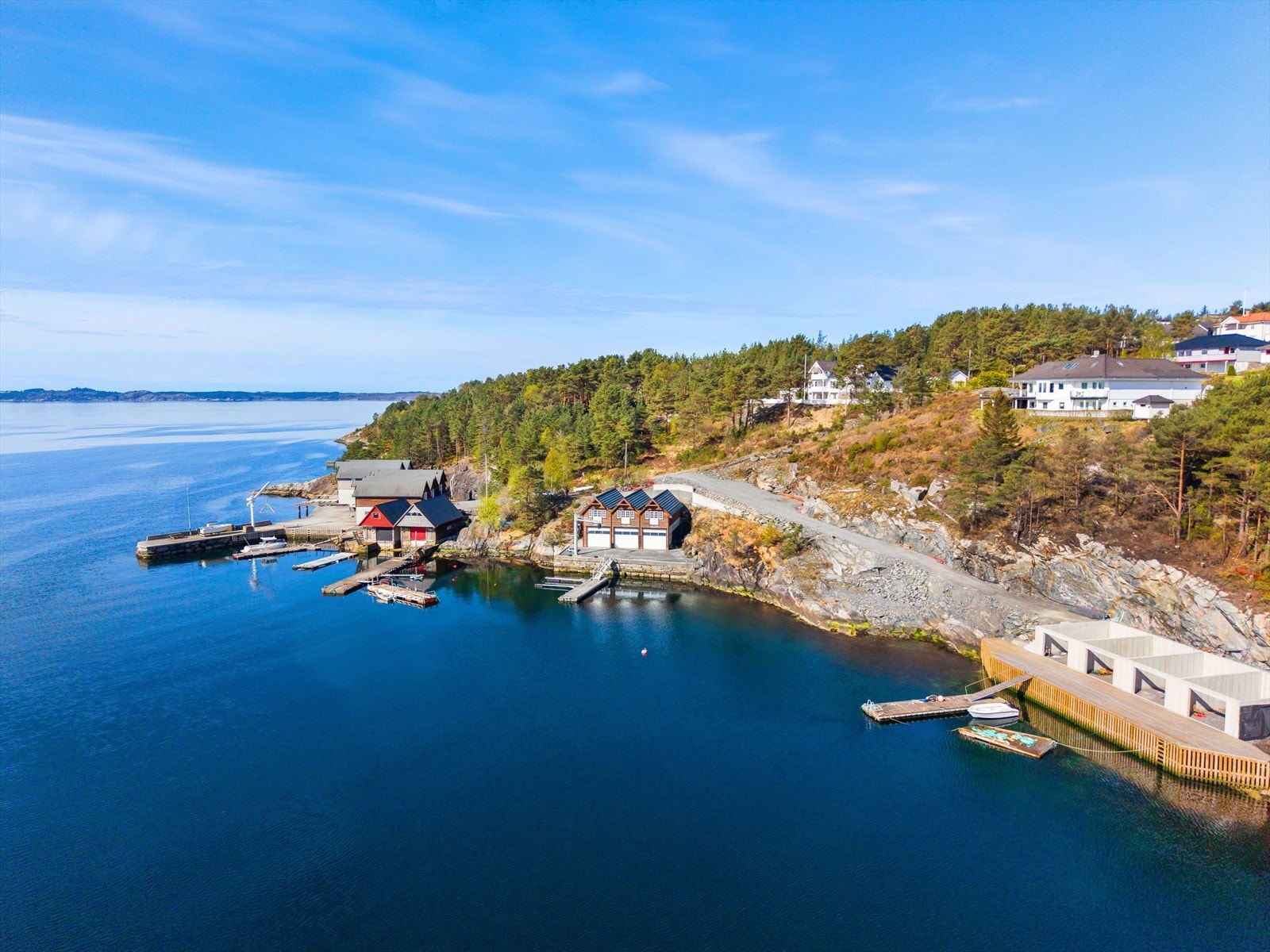Skjærgården mellom Davangervågen og nordover mot Herdla har et utall flotte holmer, viker og badeplasser. Galleribilde