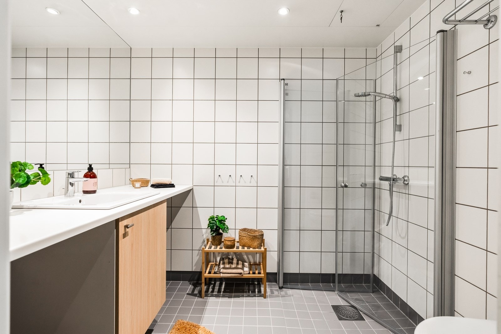 Badet er delikat innredet med tidsriktige fliser, downlights i himling og gulvvarme. Galleribilde