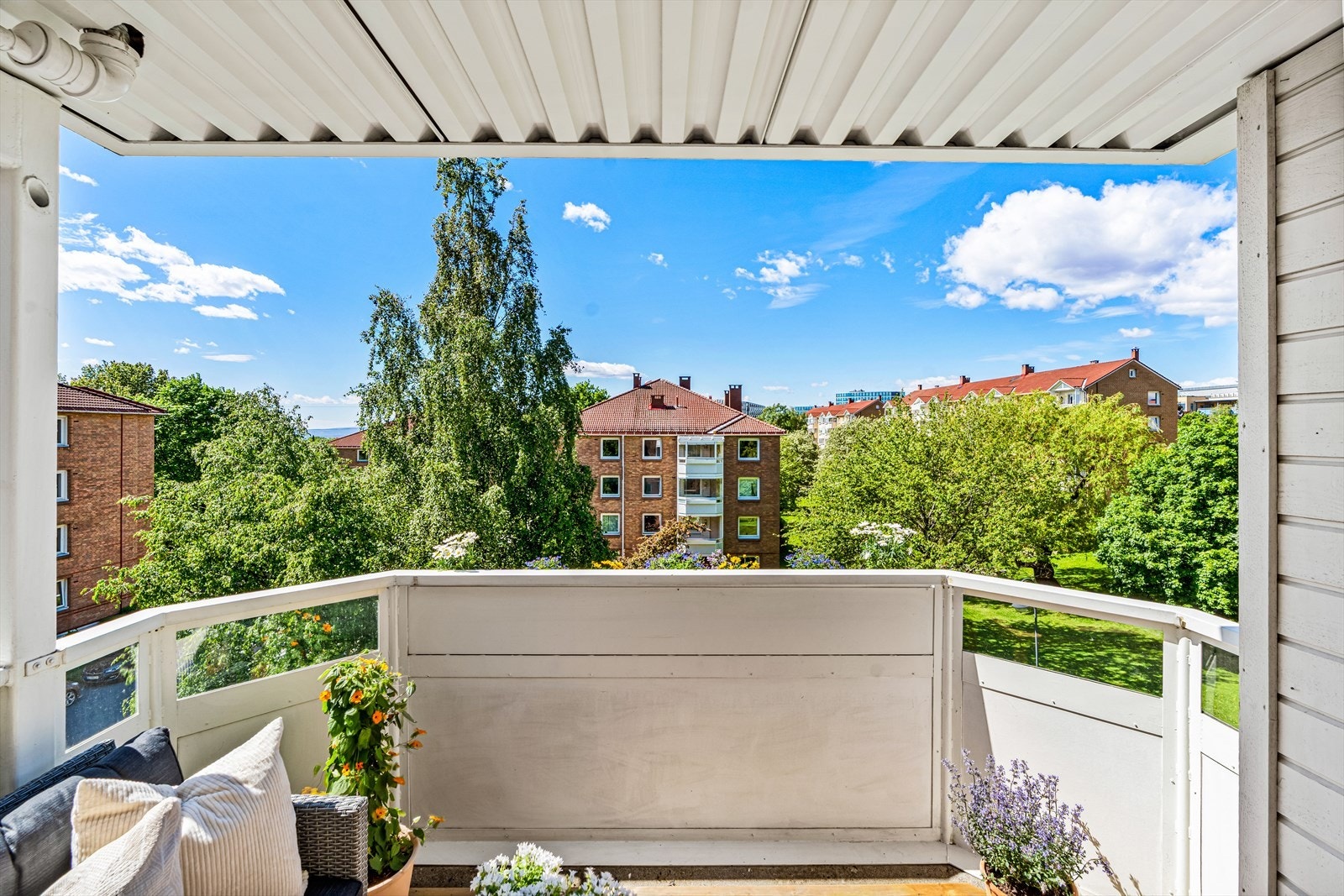 Fra balkongen er det fin utsikt mot de frodige fellesarealene og nærområde. Galleribilde